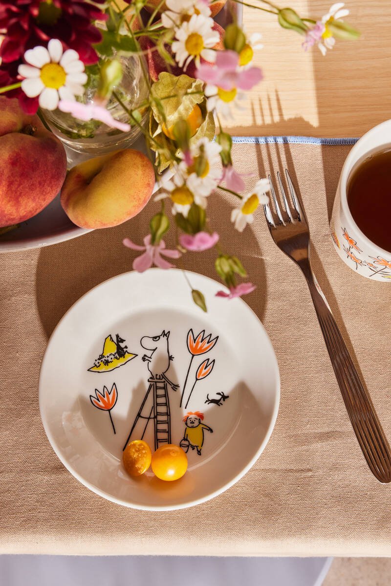 Moomin_by_Arabia_2022_Red_Cross_collection_Moominday_07.jpg