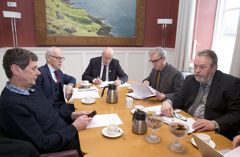 Forseti og varaforsetar skipa forsætisnefnd.