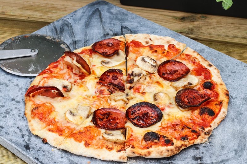 M&H pizza með pepperoni BH.jpg